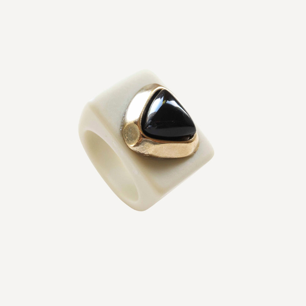 Anillo para mujer color hielo con ónix