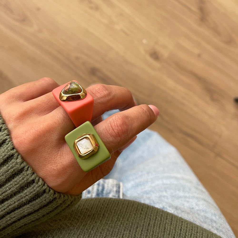 Anillo grande color verde pistacho con madreperla