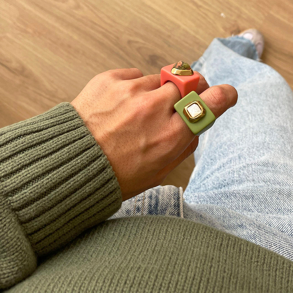 Anillo grande color verde pistacho con madreperla