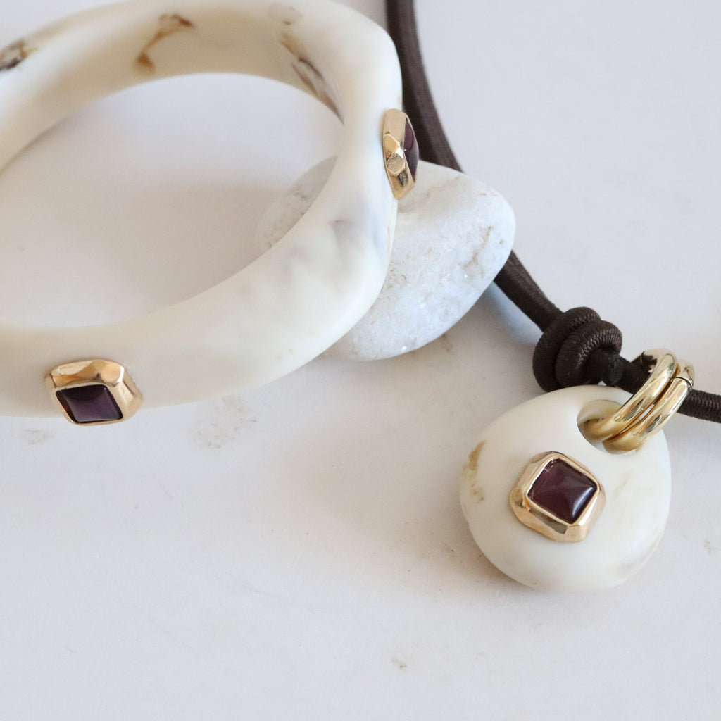 Anillo Crema con selenita berenjena SAIRA