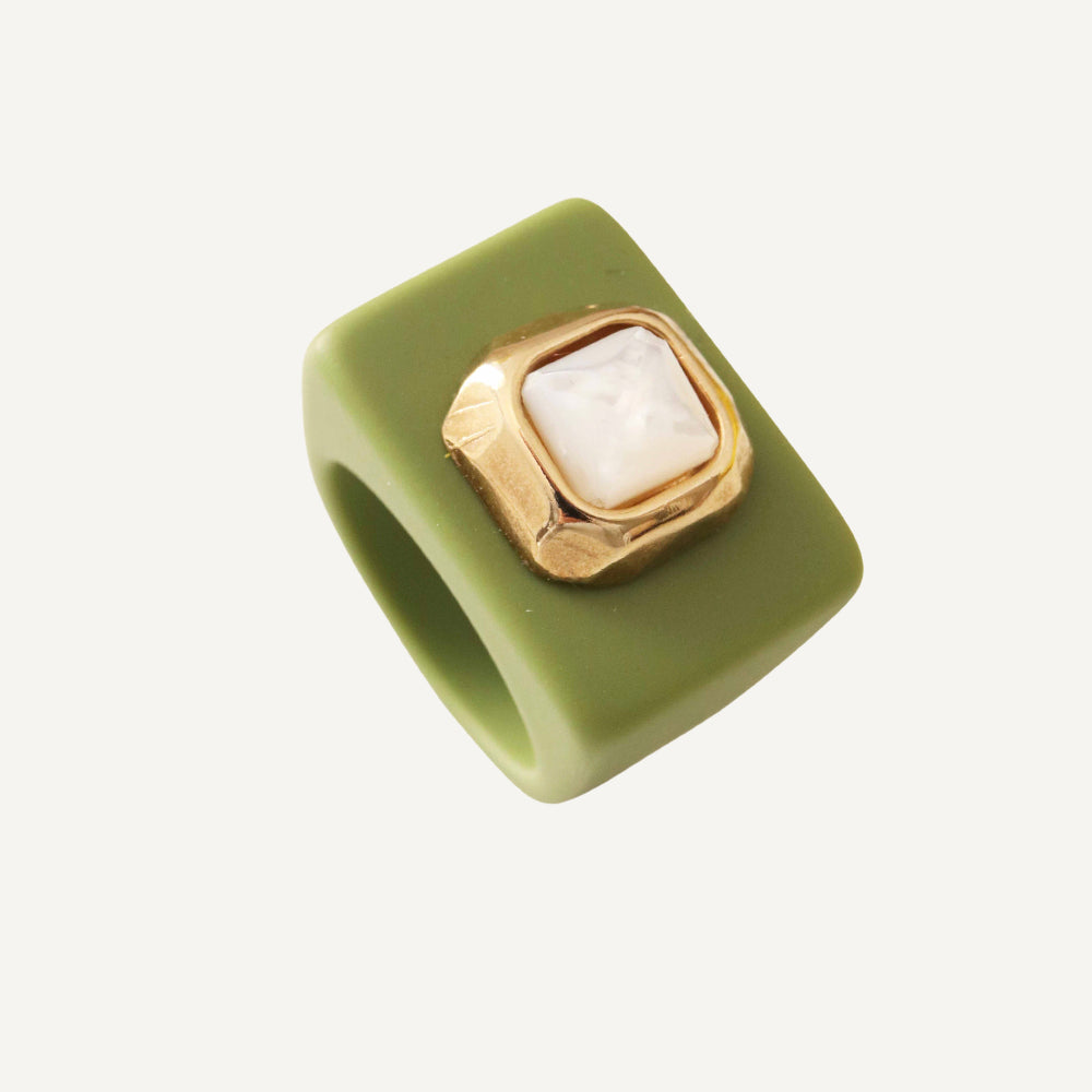 Anillo grande color verde pistacho con madreperla