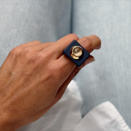 Anillo grande azul marino con piedra natural ojo de gato
