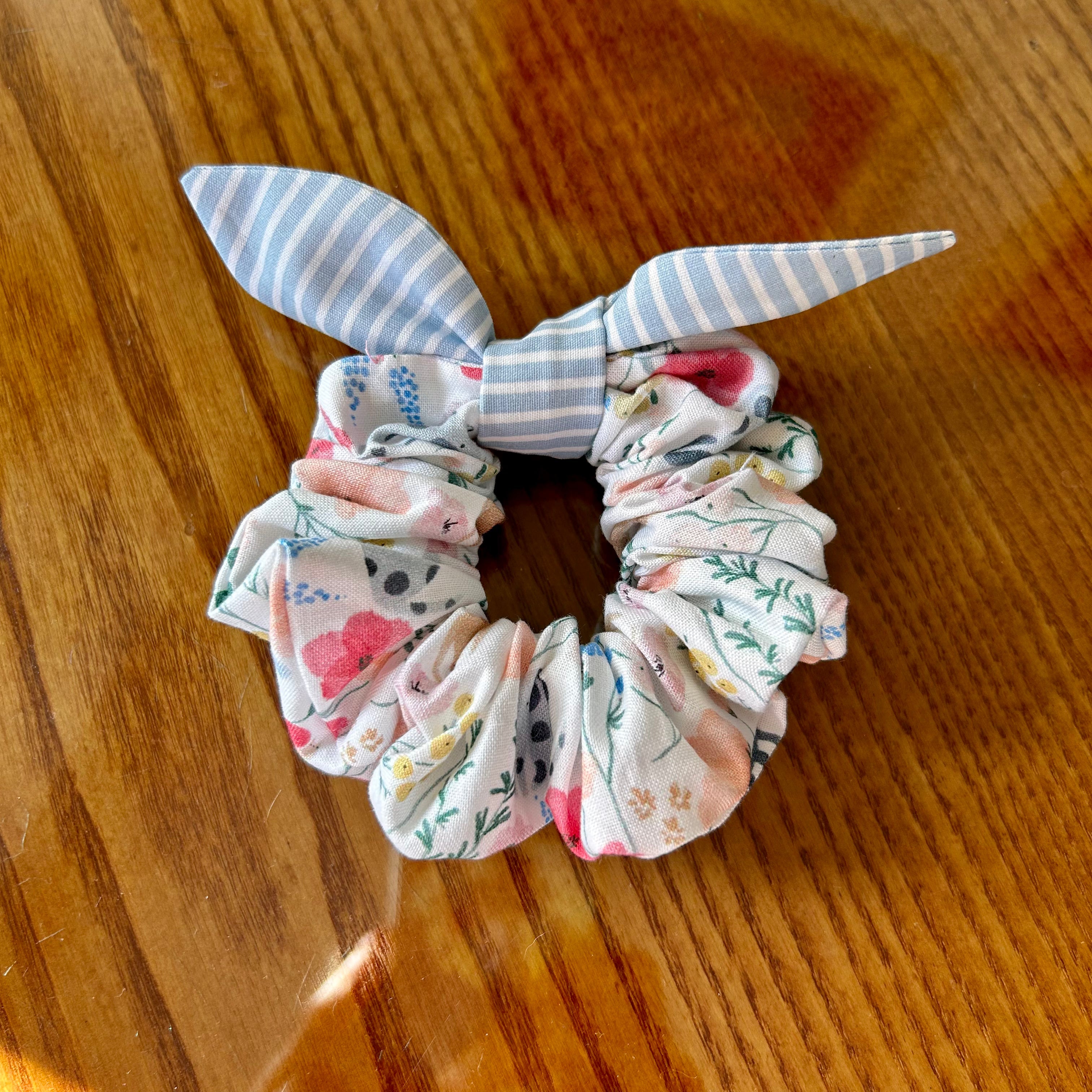 Meadow Dachshunds - Scrunchie with bow
