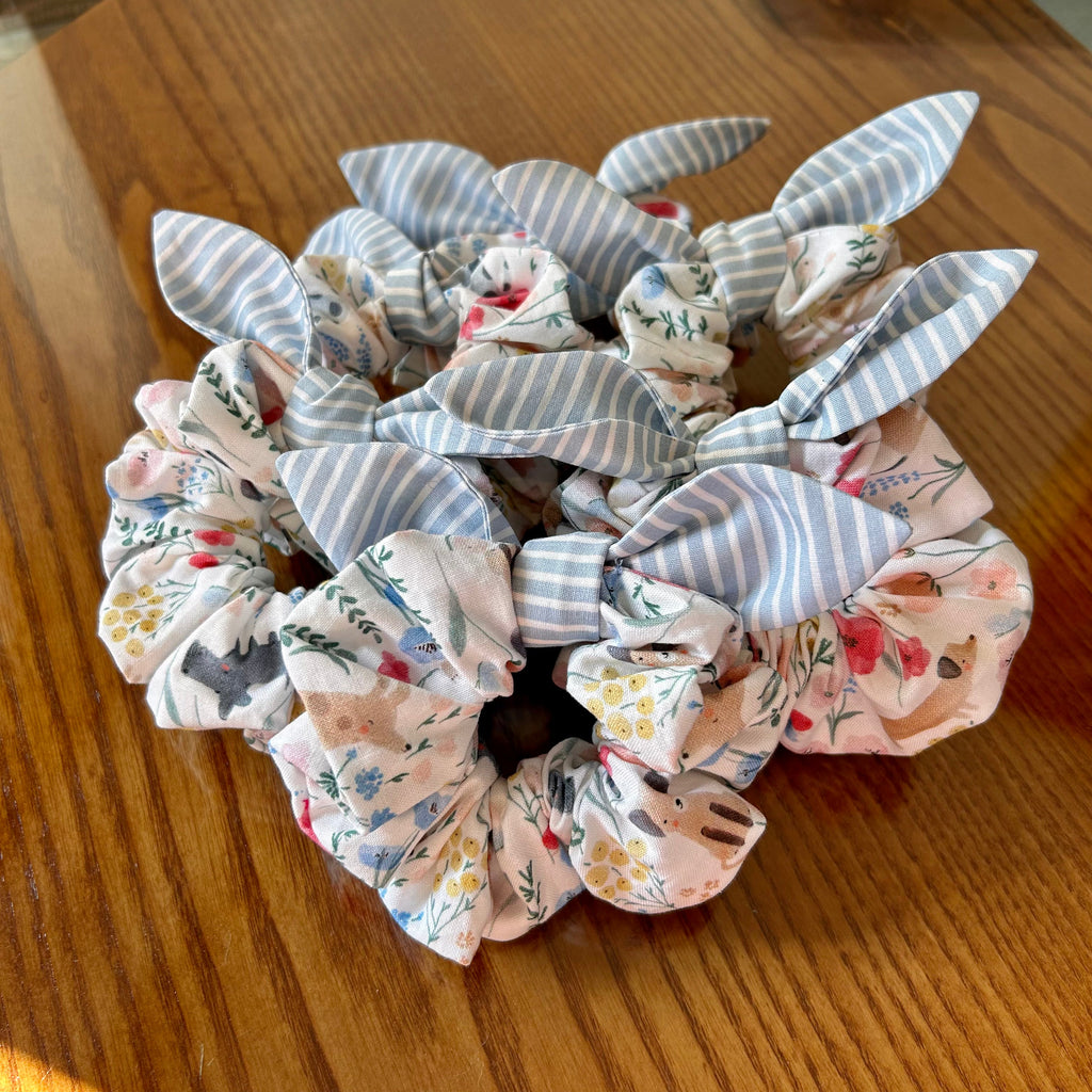 Meadow Dachshunds - Scrunchie with bow